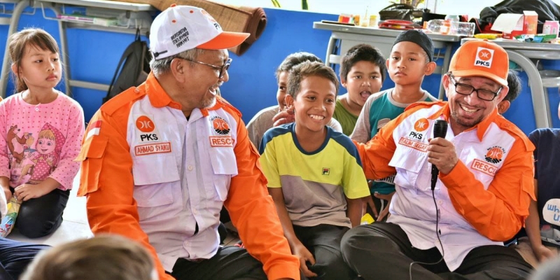 Ketua Majelis Syuro PKS Salurkan Bantuan Iuran Anggota dan Pejabat Publik untuk Korban Gempa Cianjur