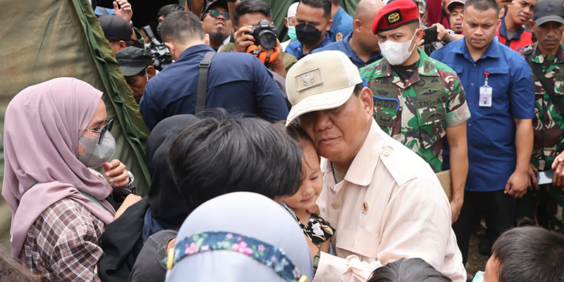 Prabowo Subianto Turun Langsung Serahkan Bansos Bagi Korban Gempa di Cianjur