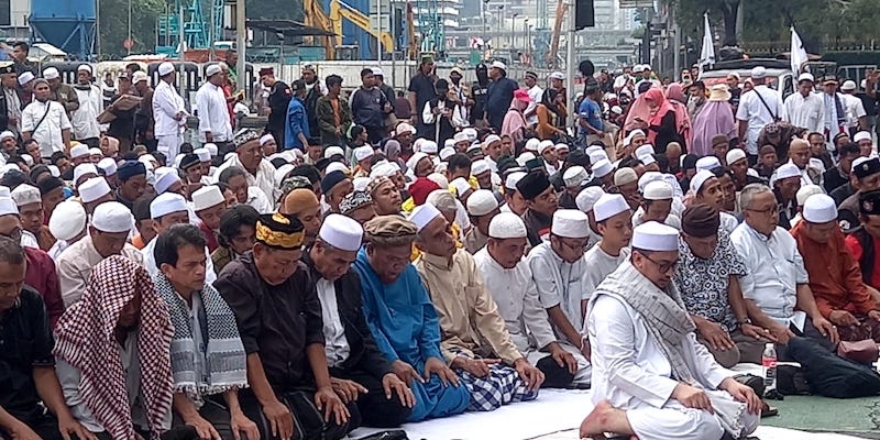 Massa Aksi 411 Sholat Ashar Berjamaah di Depan Kantor Indosat