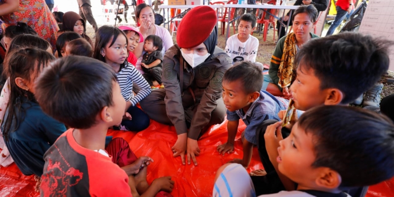 BIN Kembalikan Tawa Anak-anak Korban Gempa Cianjur dengan Dongeng dan Permainan di Posko Bantuan