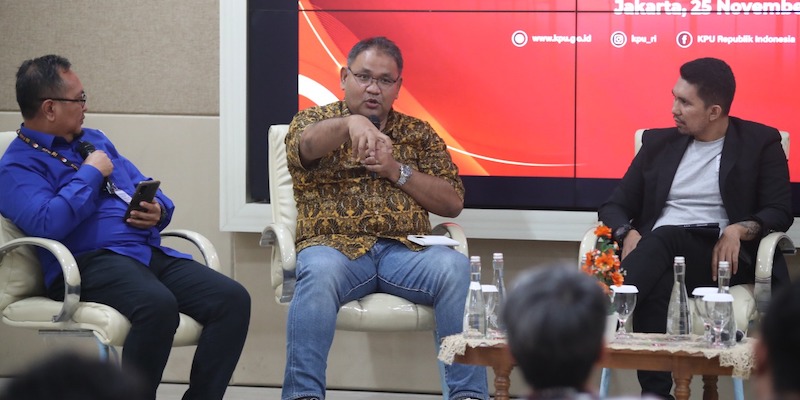Ketua Umum Jaringan Media Siber Indonesia (JMSI) Teguh Santosa (tengah) saat berbicara dalam diskusi di Kantor KPU RI, Jumat (25/11)./RMOL