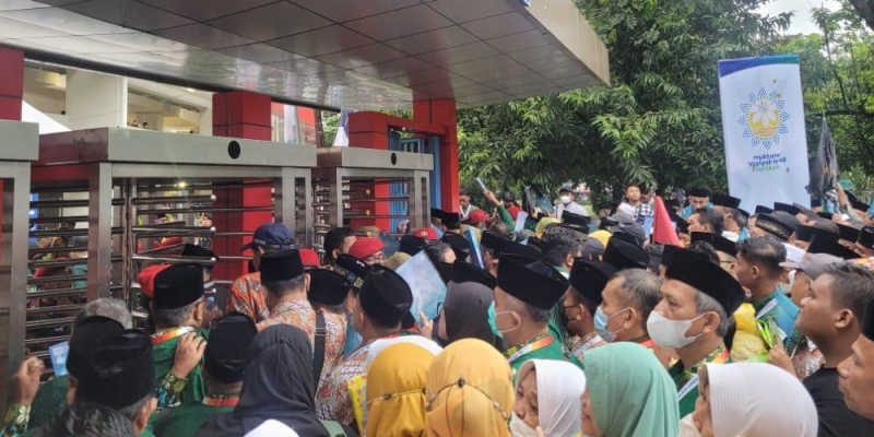 Ribuan warga mulai mengantre di gate C Stadion Manahan Solo, Jawa Tengah jelang pembukaan Muktamar ke-48 Muhammadiyah/RMOL
