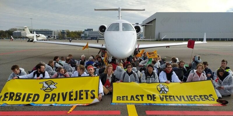 Ratusan Aktivis Iklim Serbu Bandara Schiphol, Blokir Penerbangan Jet Pribadi