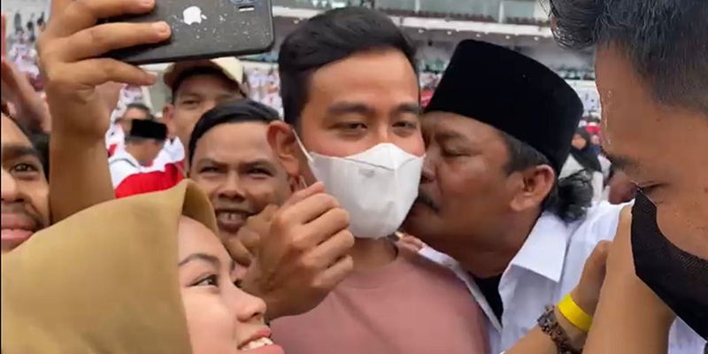 Momen Saat Gibran Disosor Bapak-bapak Relawan Jokowi