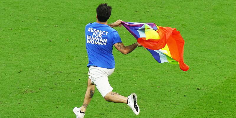 Masuk ke Lapangan, Suporter Nekat Bawa Bendera Pelangi di Laga Portugal Vs Uruguay