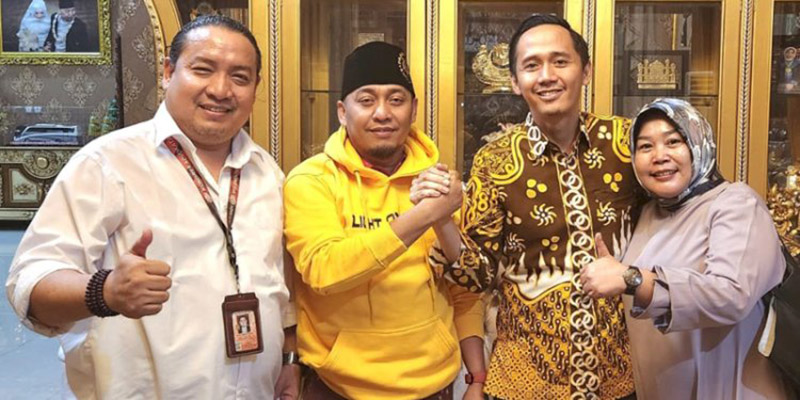 Pakai Baju Kuning saat Disambangi Golkar Kabupaten Cirebon, Ustaz Ujang Bustomi Beri Sinyal akan Bernaung di Bawah Beringin?