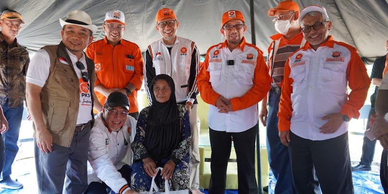 Datangi Lokasi Gempa Cianjur, Habib Salim Segaf Serahkan Bantuan ke Warga Terdampak