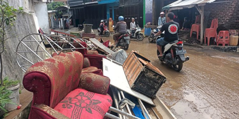 Banjir di Kabupaten Bandung Capai 2 Meter, Banyak Perabotan Jadi Rongsokan
