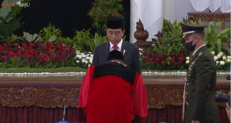 Jokowi Resmi Lantik Guntur Hamzah Gantikan Aswanto yang Digeser DPR RI