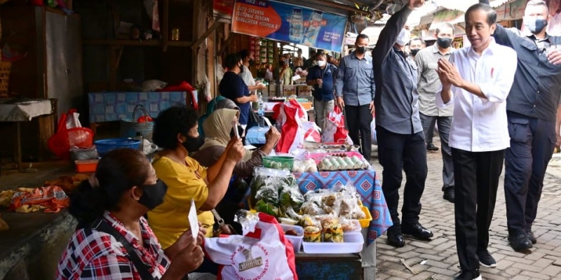Setelah Agenda Internasional, Presiden Jokowi Kembali Disibukkan Bagi-bagi BLT