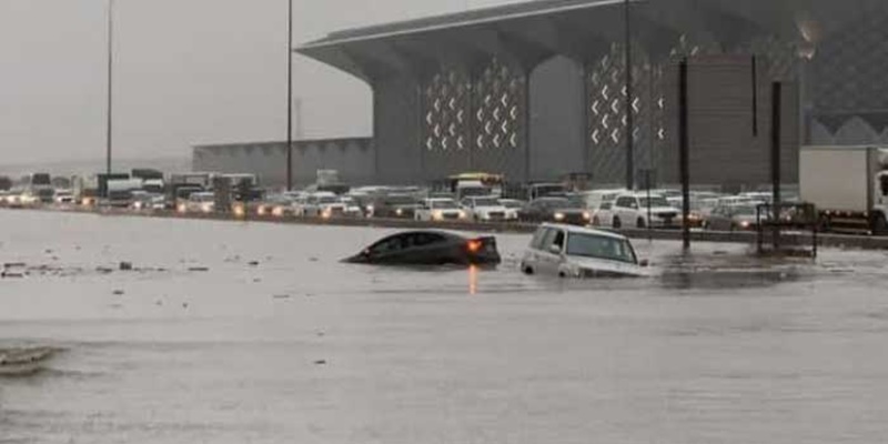 Hujan Deras dan Banjir Mengepung Ruas Jalan di Jeddah, Dua Tewas