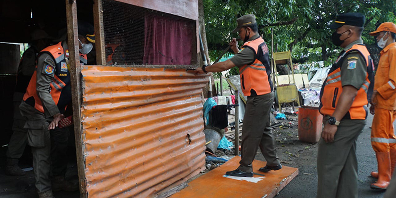 Cegah Banjir, Bangunan Liar di Bantaran Kali Krukut Ditertibkan