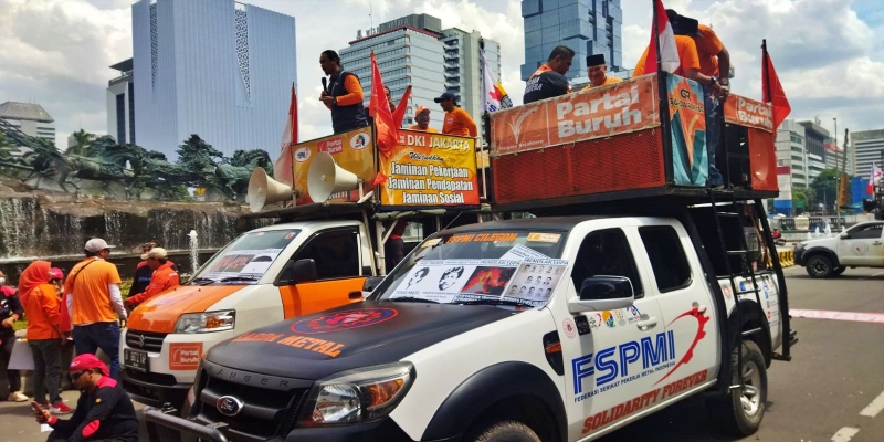 Massa Aksi Buruh Tertahan di Patung Kuda, 5 Mobil Komando Disiagakan untuk Sampaikan Tuntutan
