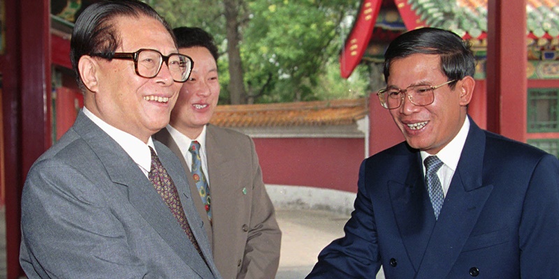 Perdana Menteri Kamboja Hun Sen, kanan, disambut oleh Presiden China saat itu Jiang Zemin di kompleks pemimpin Zhongnanhai di Beijing, 19 Juli 1996/Net