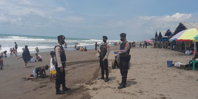 Polres Kebumen Larang Wisatawan Berenang di Laut