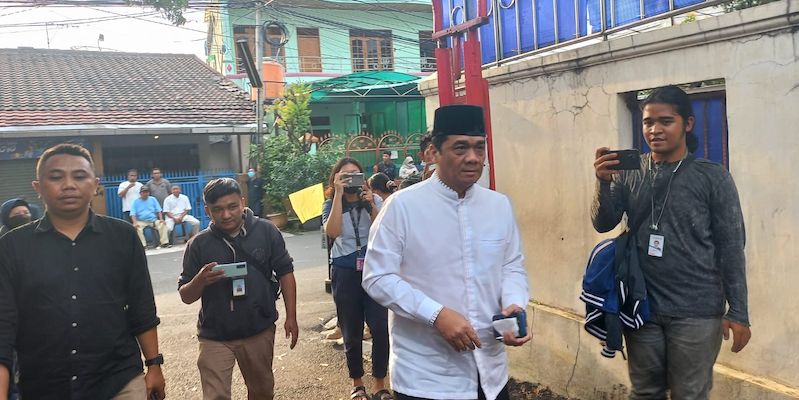 Ahmad Riza Patria (kemeja kok putih) saat tiba di rumah duka Ferry Mursyidan Baldan/RMOL