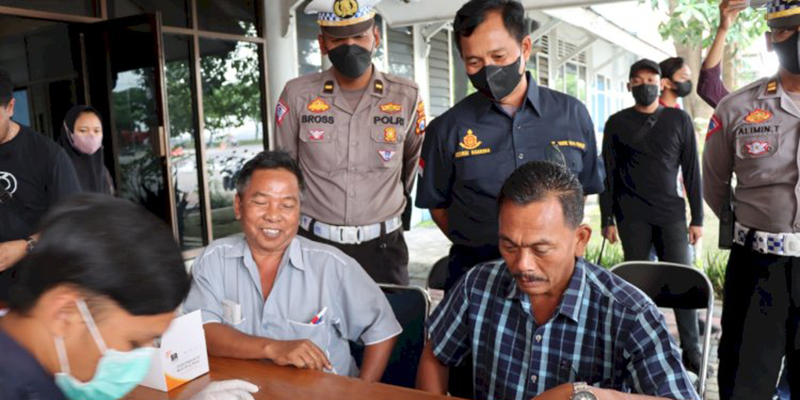 Operasi Lilin, Polres Gresik Tes Urine Para Sopir Bus AKAP di Terminal Bunder