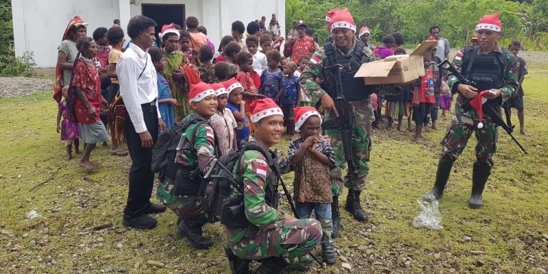 Prajurit TNI Sambut Damai Natal Bersama Warga Distrik Dekay