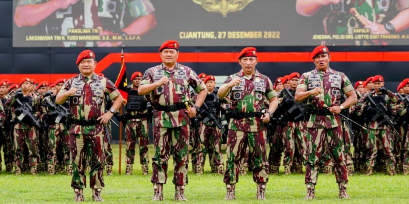 Disematkan Baret Merah Kopassus, Jenderal Sigit: Sinergi TNI-Polri Siap ...