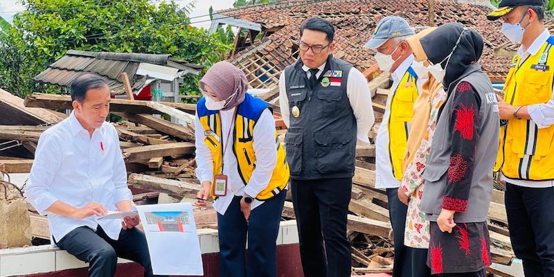 Jokowi Turun ke Lokasi Bencana Gempa Cianjur, Bagi-bagi Bantuan dan Instruksikan Pembenahan