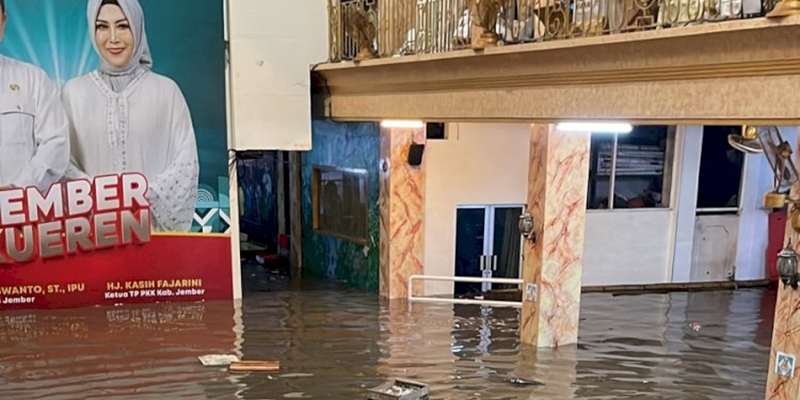 Rumah Bupati Jember Terendam Banjir Setinggi 1 Meter