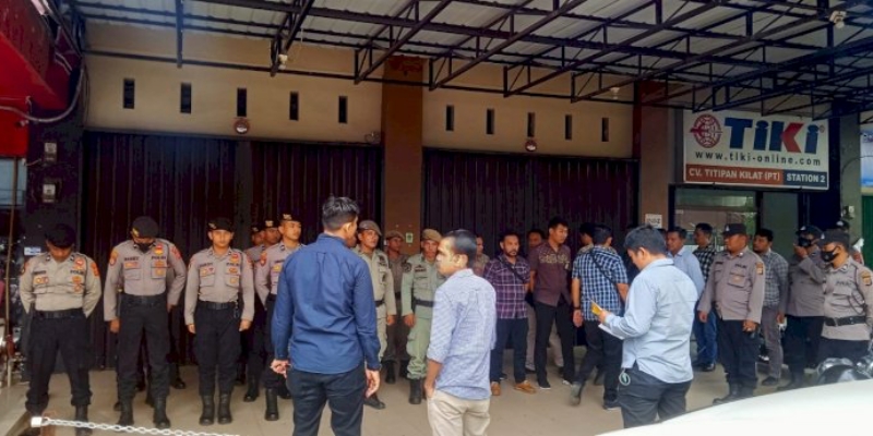 Puluhan Aparat Kepolisian Kawal Kantor Partai Aceh Jelang Milad GAM