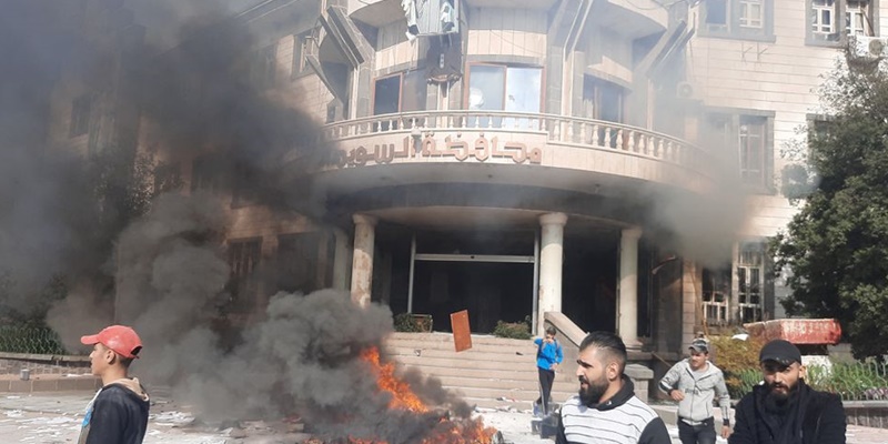 Puluhan Pengunjuk Rasa Menyerbu Kantor Gubernur di Suriah, Dua Tewas