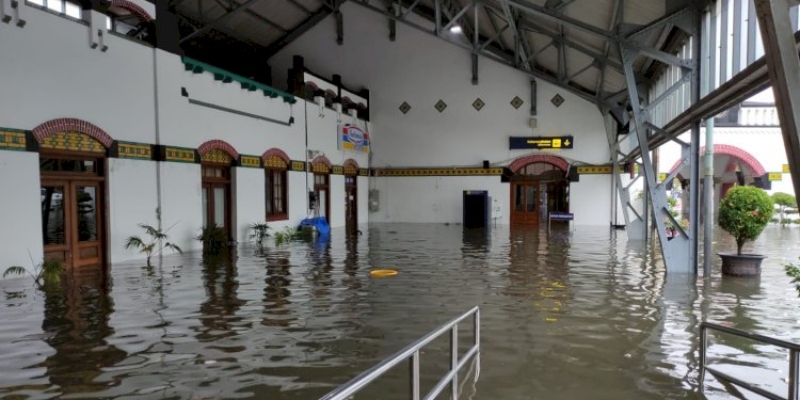 Empat Perjalanan Kereta Api Lumpuh Akibat Banjir Semarang