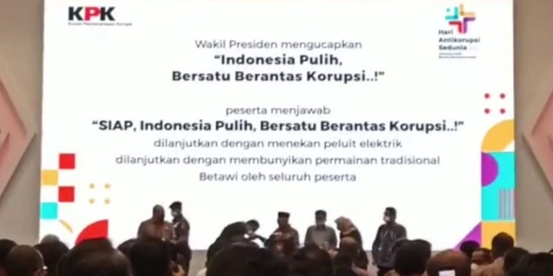 Firli Bahuri Cium Tangan Wapres Maruf Amin di Acara Peringatan Hakordia 2022  