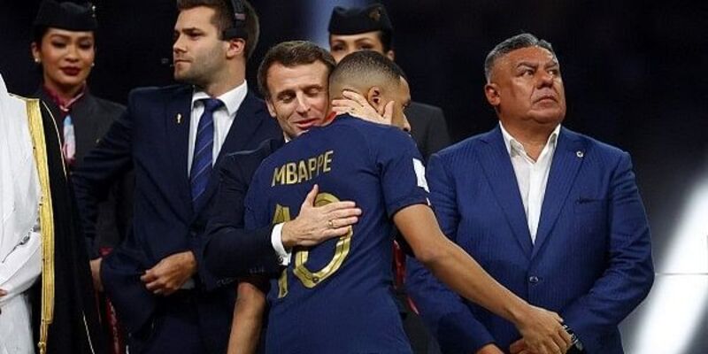 Kalah Lawan Argentina di Final, Presiden Macron Turun Lapangan Hibur Timnas Prancis