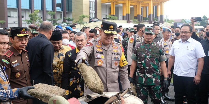 Kapolda Riau bersama Forkopimda memusnahkan barang bukti narkoba jenis ganja/Ist