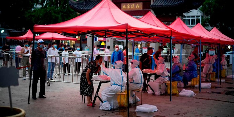 Pakar: China Akan Menghadapi Tiga Gelombang Tsunami Covid-19