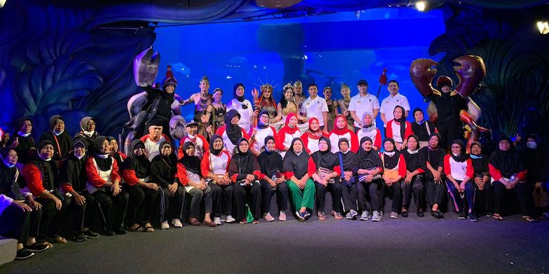 12 Tahun Pengabdian, Alumni Akpol 2010 Ajak Lansia Wisata ke Jakarta Aquarium