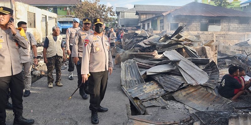 Cek Kebakaran Pasar Mardika, Kapolda Maluku Bawa Beras 2 Ton untuk Korban Kebakaran