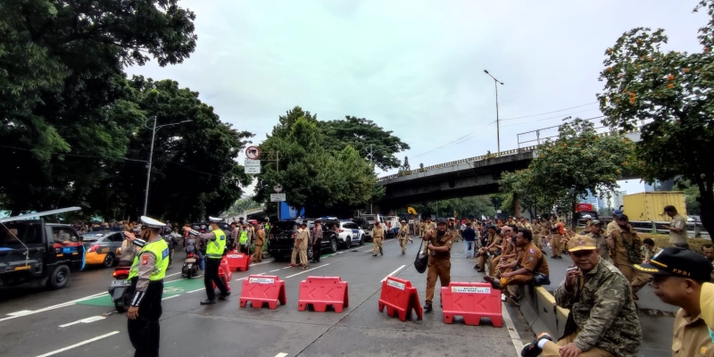 Jalan Raya Gatot Subroto menuju Gedung DPR RI ditutup akibat adanya unjuk rasa Persatuan Perangkat Desa Indonesia (PPDI)/RMOL