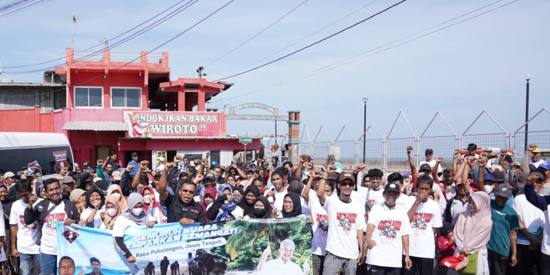 Aksi Relawan Bersih-bersih Sampah Pantai Sari Pekalongan