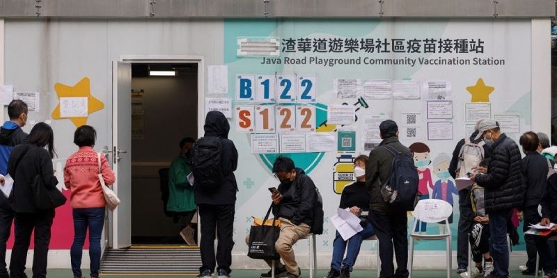 Perbatasan dengan China Akan Dibuka, Warga Hong Kong Buru-buru Suntik Vaksin Covid-19