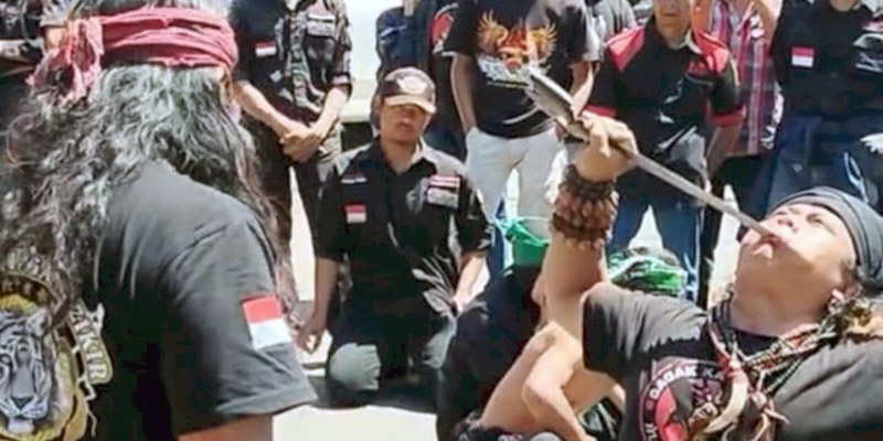 Desak Hakim Beri Hukuman Berat Mantan Ketua DPRD Jabar, Massa Aksi Tampilkan Debus di PN Bale Bandung