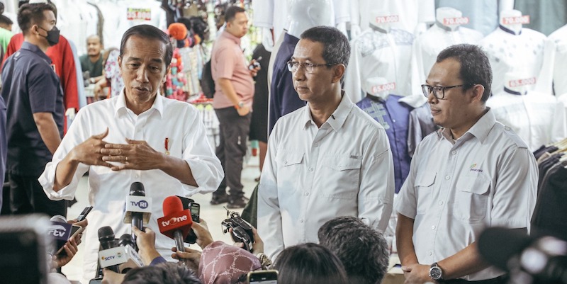 Dampingi Jokowi Tinjau Pasar Tanah Abang, Heru Ajak Pedagang Manfaatkan Teknologi