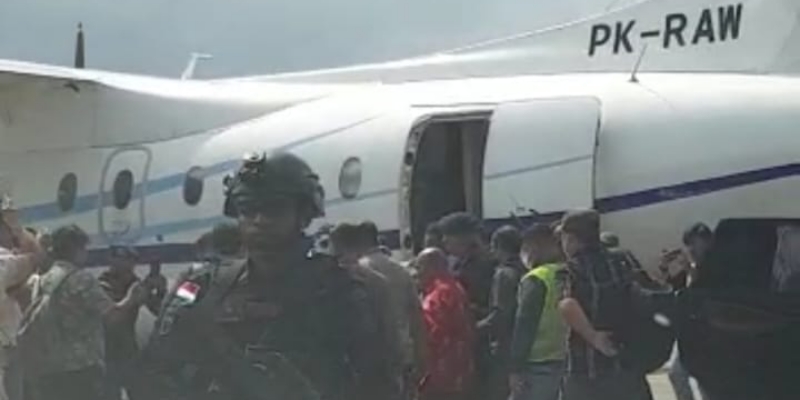Beredar Video Detik-detik Penangkapan Lukas Enembe Digiring ke Pesawat