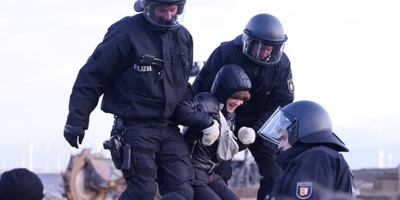 Aktivis Lingkungan Greta Thunberg Diseret Polisi Saat Protes Anti-Tambang Batu Bara