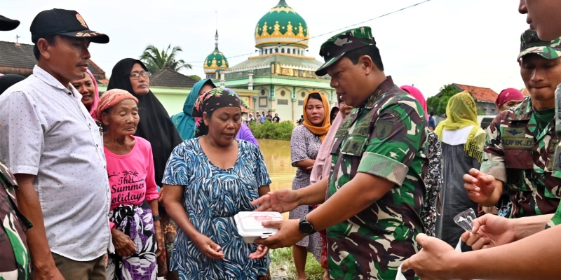 Pangdam V/Brawijaya Salurkan Bantuan untuk Korban Banjir di Bangkalan dan Sampang Â 