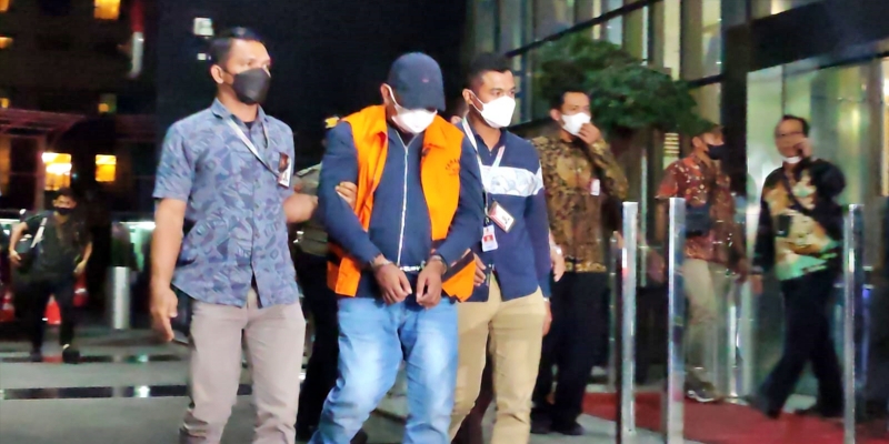 Tiba di Gedung Merah Putih KPK, Izil Azhar Sudah Kenakan Rompi Oranye dan Tangan Diborgol
