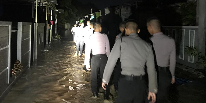 Kapolres Demak Pimpin Evakuasi Warga Korban Banjir di Desa Kebonbatur