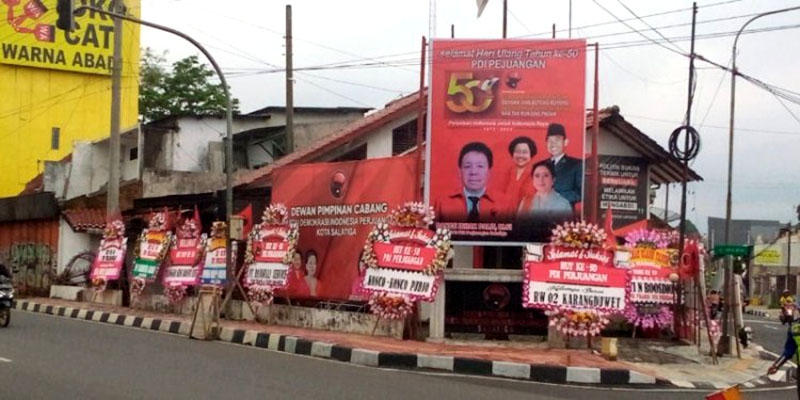 Harlah ke-50, Kantor DPC PDIP Salatiga Dikelilingi Karangan Bunga