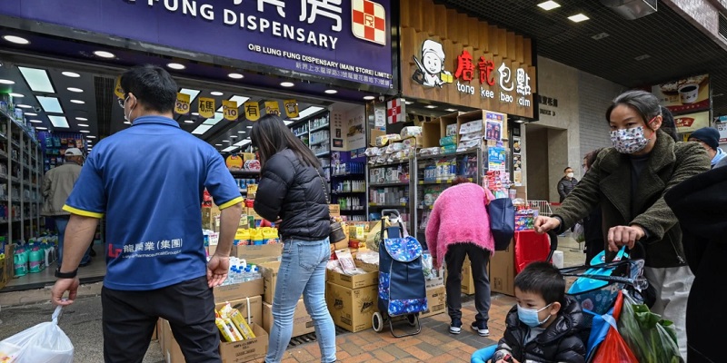 Perbatasan China Dibuka, Warga Hong Kong Panik Borong Obat-obatan