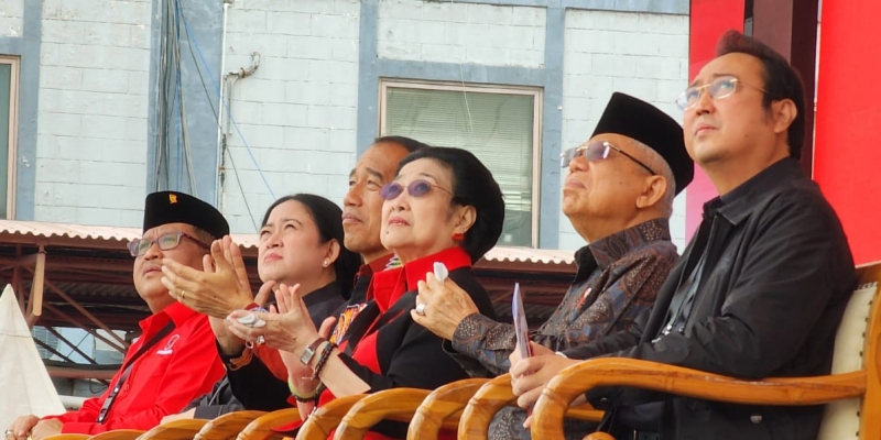 Jokowi Diapit Mega dan Puan