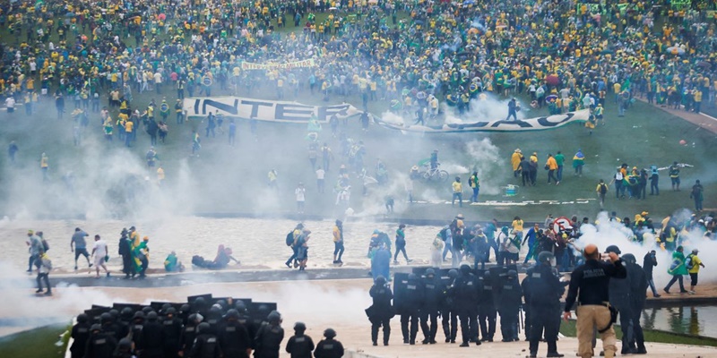 Pendukung mantan Presiden Brasil Jair Bolsonaro berdemonstrasi menentang Presiden Luiz Inacio Lula da Silva di  luar gedung Kongres Nasional Brasil di Brasilia, Brasil, 8 Januari 2023/Reuters