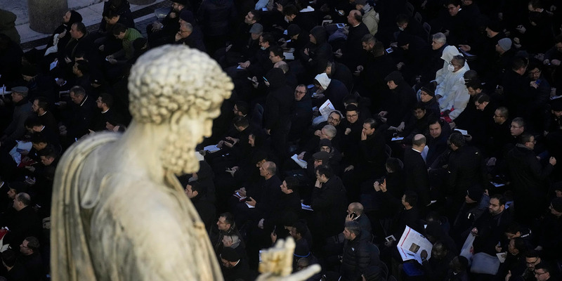 Ribuan Orang Berduyun-duyun ke Santo Petrus Hadiri Pemakaman Paus Emeritus Benediktus XVI