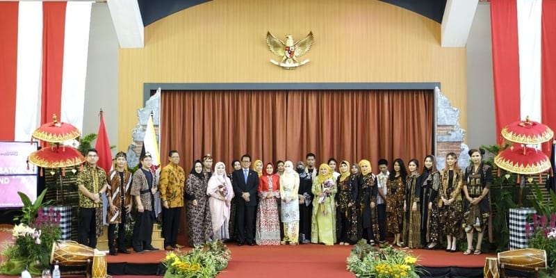 Peragaan Batik Indonesia Pukau Keluarga Sultan Brunei